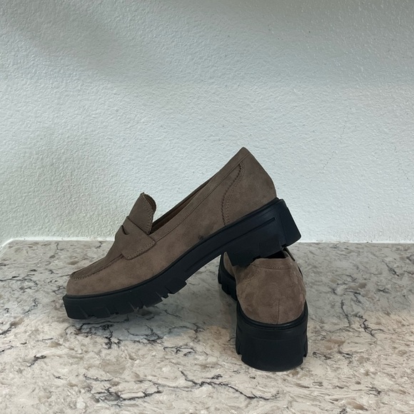 Crown Vintage Tan Flats with Black Soles - Picture 6 of 7